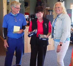 Buffy Whiting celebrates her double win with Golf Pro Geoff Walsh & CHCM Board Member, Laura Northrup